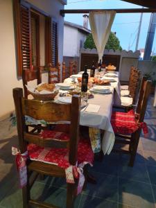 uma mesa longa com comida e garrafas de vinho em B&B Perdalonga em Ghilarza