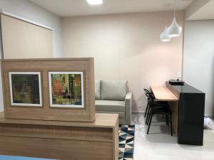 een woonkamer met een bank en een tafel bij Flat novinho e completo in Sao Jose do Rio Preto