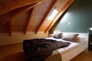 ein Schlafzimmer mit einem Bett in einem Zimmer mit Holzdecken in der Unterkunft Anelina Paxos Residences (Anezina’s apartment) in Gaios
