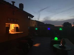 dos luces verdes y azules en la oscuridad en Casa Particular, en Castel San Pietro Terme