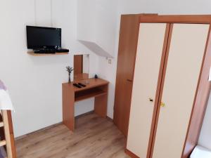 TV a/nebo společenská místnost v ubytování Apartmani Šime - 1