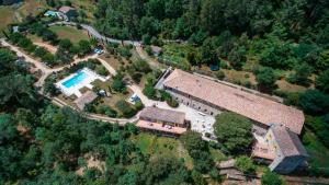 - une vue aérienne sur une maison avec une piscine dans l'établissement Logis Hôtel Restaurant Le Domaine de l'Eau Vive, à Largentière