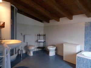 Koupelna v ubytování B&B Rocca di Bajedo + 37 fotografií