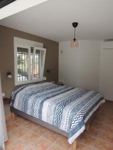 ein Schlafzimmer mit einem Bett in einem Zimmer mit einem Fenster in der Unterkunft Finca Mirador in Macastre