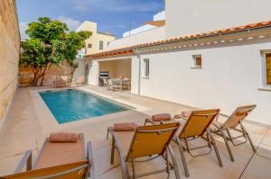 Bazén v ubytování Ca la Tia Joanaina by Sealand Villas nebo v jeho okolí