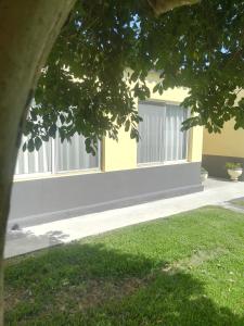 un bâtiment jaune et blanc avec une fenêtre dans l'établissement Pinneapple Studio, à Ponta Delgada