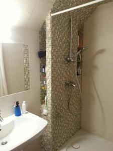 uma casa de banho com um chuveiro, um lavatório e um WC. em Дом напротив отеля "Рамада Энкор" em Kiev