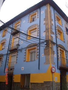カラタユーにあるPensión Santa Martaの青黄の建物
