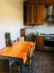 una cocina con una mesa de madera con una piña. en Las Eras, en Talveila