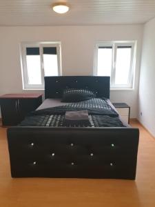 Rúm í herbergi á 3 Doppel Zimmer Apartement in 9320 Arbon