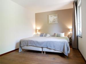 カラントスウオーフにあるVakantiehuis Jewelのベッドルーム1室(大きな白いベッド1台、枕2つ付)