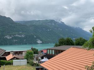 uma cidade com vista para um lago e montanhas em Francy em Brienz