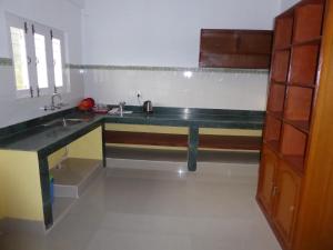 Dapur atau dapur kecil di Happy Sedi Lodge