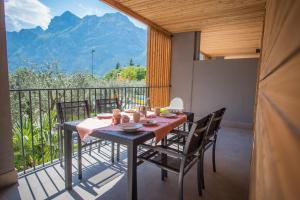 een tafel en stoelen op een balkon met uitzicht bij Residence Filanda in Riva del Garda