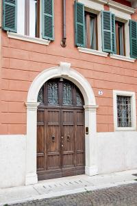 a wooden door on the side of a building at Residenza Duomo3 - Apartments in Verona