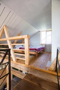 een kamer met 2 stapelbedden op een zolder bij Mednieki Kalvene in Krusāti