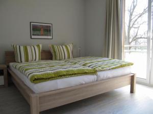 Una cama o camas en una habitación de Maisonette Gänsemagd - Ferienhof Friedrichsthal