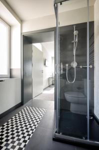 グダニスクにあるゾー ステイ ホテルのバスルーム(ガラス張りのシャワー、トイレ付)