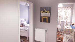 クルジュ・ナポカにあるUltra Central - Stunning Two Bedroom Apartmentのベッドルームにつながるドア付きの部屋
