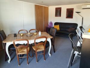 - un salon avec une table, des chaises et un canapé dans l'établissement LOFT 3 PERS PROCHE CIRCUIT PAUL RICARD, à Signes