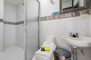 a bathroom with a sink and a toilet and a shower at Ayenda 1121 Exito in Pereira