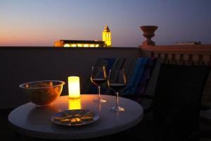 un tavolo con due bicchieri da vino e una candela di Cas Padri Font a Petra