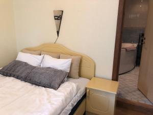 un letto con due cuscini sopra in una stanza di Hindåsgården Hotel & Spa a Hindås