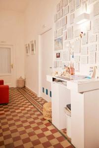 Habitación con escritorio y pared de papel. en B&B Porto Trani, en Trani