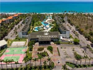 uma vista aérea de um resort perto da praia em Beach Class Muro Alto - Porto de Galinhas em Porto de Galinhas