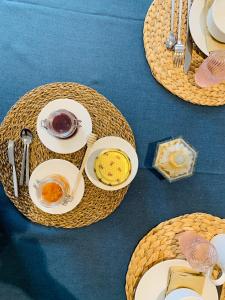 uma mesa com pratos de comida e utensílios em La Grange aux Coqs em Ittenheim