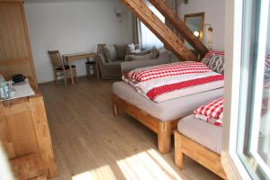 Ein Bett oder Betten in einem Zimmer der Unterkunft Adam & Eva Gasthof Paradies mit Hotel