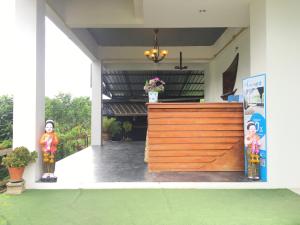 eine Eingangstür eines Hauses mit einem Holztor in der Unterkunft Nava Tara Resort in Takua Pa