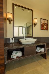 Ett badrum på The Fern Sattva Resort, Dwarka