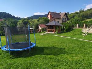 a small trampoline in the grass in a yard at Chatki u Natki in Łabowa