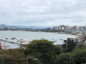 een uitzicht op een haven met boten in het water bij Hostel Berghaus in Florianópolis