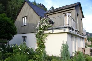 ein Haus mit einem Balkon an der Seite in der Unterkunft Haus Elbsinfonie in Bad Schandau