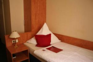 Una cama o camas en una habitación de Hotel-Pension Adler Untertürkheim