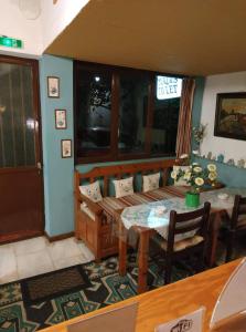 een eetkamer met een tafel en een tafel en stoelen bij Piso Alonia in Arachova