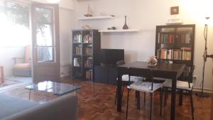 Lisboa - Benfica, Estádio da Luz Apartment في لشبونة: غرفة معيشة مع طاولة ورف كتاب