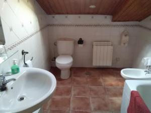 y baño con lavabo blanco y aseo. en Caserón Trastamara, en Rascafría