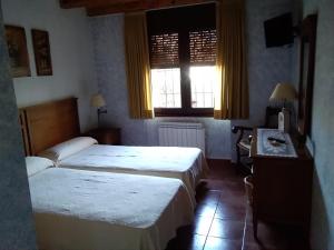 A bed or beds in a room at Caserón Trastamara