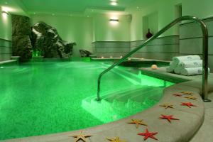 Bazén v ubytovaní Hotel Raito Wellness & SPA alebo v jeho blízkosti