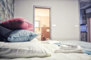 un montón de almohadas encima de una cama en Quad room in Apartments 461, room No. 9, en Modřice