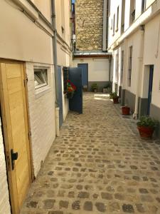 une allée vide avec un sol en pierre dans un bâtiment dans l'établissement Duplex Atypique Paris 13 Station F Bercy, à Paris