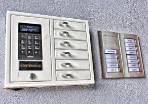 un telecomando seduto sopra un cassettone di Quad room in Apartments 461, room No. 9 a Modřice