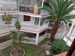 une vue aérienne d'un bâtiment avec un palmier dans l'établissement Apartamento excepcional,piscina y 100m de la playa, parking gratis!!, à Salou 21 autres photos