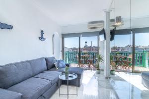 un salon avec un canapé et une table dans l'établissement Holidays Port Ducal 3 Jacuzzi, à Empuriabrava 26 autres photos