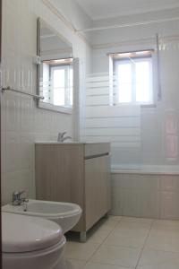 A bathroom at Baleal Holiday House