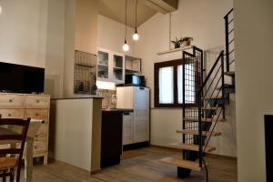 una cucina con scala a chiocciola in una camera di Podere Codone a Ficulle
