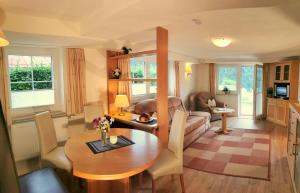 ein Wohnzimmer mit einem Tisch und einem Sofa in der Unterkunft Ferienwohnung Vier Jahreszeiten in Hirschegg